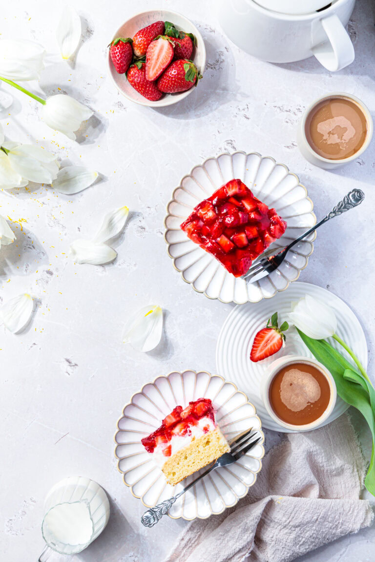 Tischszene mit Erdbeerkuchen, Foodfotografie Neufeld NRW